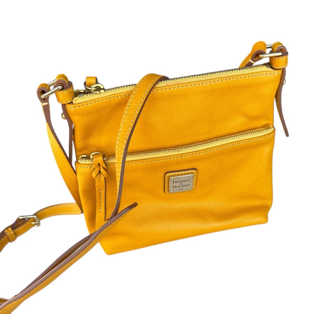 Dooney & Bourke Women's Pebble Grain Crossbody, Excellent Condition!
8.5x2x8in